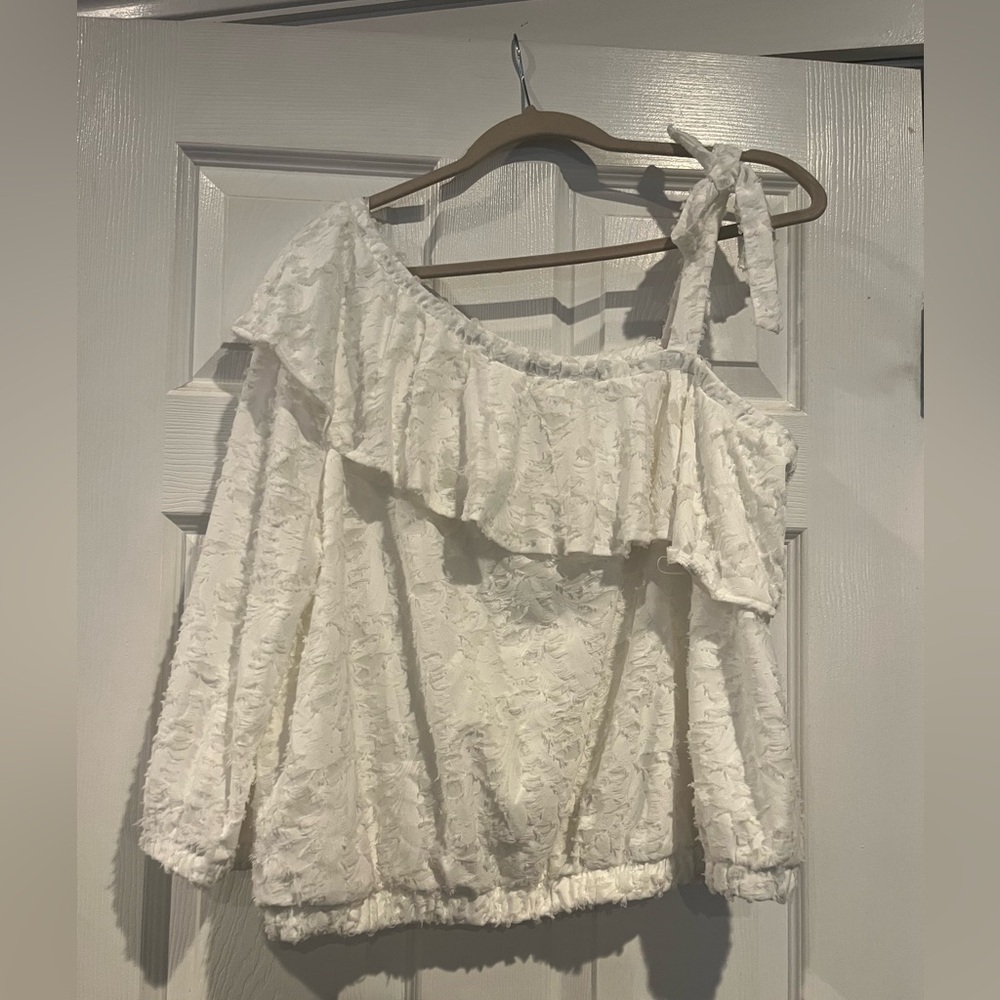 White Blouse
Asymmetrical 
Size XL